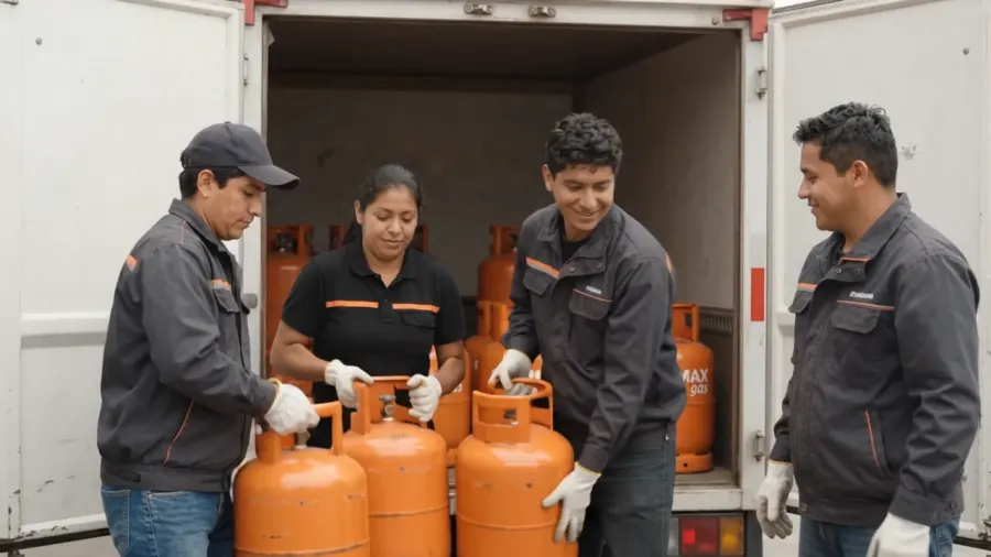 Equipo de reparto con uniforme descargando balones de gas Primax de un camión